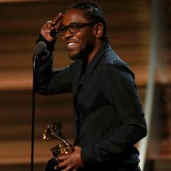 Kendrick Lamar, fue quien recibió el primer premio de la noche por Mejor album de rap "To Pimp a Butterfly"